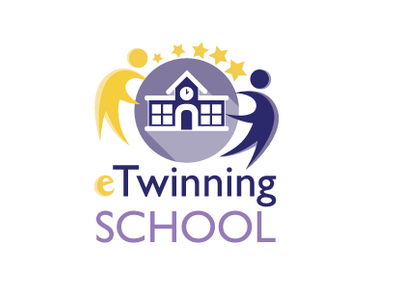 Logo des eTwinning Schulsiegels. Zwei eTwinning Figuren tanzen um eine Schule