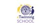 Logo des eTwinning Schulsiegels. Zwei eTwinning Figuren tanzen um eine Schule