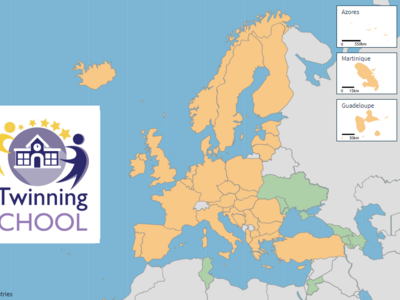 Das Logo des eTwinning-Schulsiegels (Zwei eTwinning-Figuren tanzen um eine Schule) ist neben einer Karte Europas abgebildet.