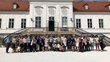 Foto aller Teilnehmer/innen der Donauraukkonferenz vor dme Schloss Miller-Aichholz