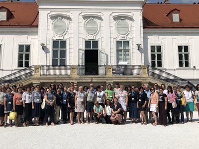 Foto aller Teilnehmer/innen der Donauraukkonferenz vor dme Schloss Miller-Aichholz