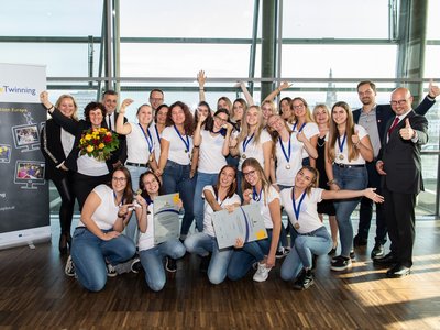 Foto der Gewinnerklasse des nationalen eTwinning-Preises 2019 mit Vertretern des Bildungsministeriums und der Bildungsdirektionen Oberösterreich und Kärnten