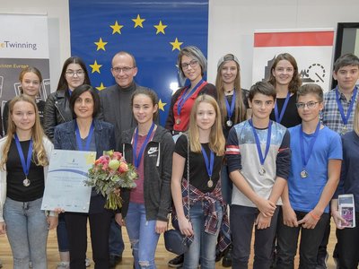 Preisträgerin Sandra Steinbock mit ihren Svhüler/innen bei der eTwinning-Preisverleihung