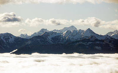 Foto von österreichischen Bergspitzen über den Wolken