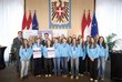 Bildungsminister Christoph Wiederkehr (Mitte), Ernst Gesslbauer (OeAD), Ursula Panuschka (OeAD, beide links im Bild) mit Schülerinnen und Schülern sowie Lehrpersonen des BG/BRG Judenburg. Die Schule gewann den ersten Platz bei den nationalen eTwinning-P Bildungsminister Christoph Wiederkehr (Mitte), Ernst Gesslbauer (OeAD), Ursula Panuschka (OeAD, beide links im Bild) mit Schülerinnen und Schülern sowie Lehrpersonen des BG/BRG Judenburg. Die Schule gewann den ersten Platz bei den nationalen eTwinning-Preisen.
