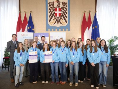 Bildungsminister Christoph Wiederkehr (Mitte), Ernst Gesslbauer (OeAD), Ursula Panuschka (OeAD, beide links im Bild) mit Schülerinnen und Schülern sowie Lehrpersonen des BG/BRG Judenburg. Die Schule gewann den ersten Platz bei den nationalen eTwinning-P Bildungsminister Christoph Wiederkehr (Mitte), Ernst Gesslbauer (OeAD), Ursula Panuschka (OeAD, beide links im Bild) mit Schülerinnen und Schülern sowie Lehrpersonen des BG/BRG Judenburg. Die Schule gewann den ersten Platz bei den nationalen eTwinning-Preisen.