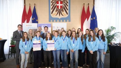 Bildungsminister Christoph Wiederkehr (Mitte), Ernst Gesslbauer (OeAD), Ursula Panuschka (OeAD, beide links im Bild) mit Schülerinnen und Schülern sowie Lehrpersonen des BG/BRG Judenburg. Die Schule gewann den ersten Platz bei den nationalen eTwinning-Preisen.
