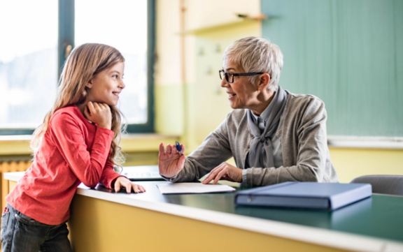 Lehrerin mit Kind in der Klasse