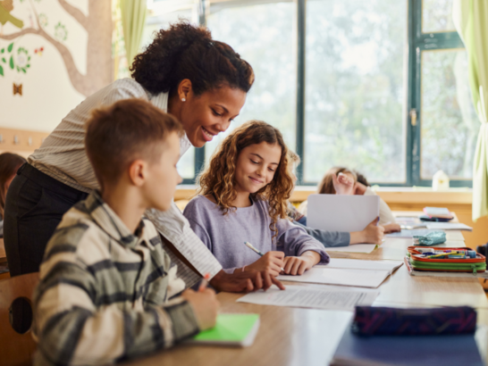 Lehrerin mit Kindern in der Klasse