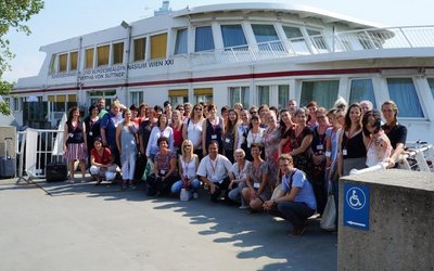 Gruppe vor Schulschiff - Teilnehmer/innen der Donauraumkonferenz 2017