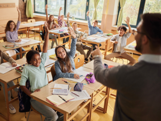 Lehrer mit Kindern in der Klasse