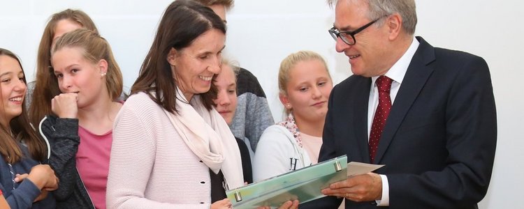 Gerhild Anna Robinig erhält von Nikolaus Douda vom Bundesministerium für Bildung den eTwinning-Preis