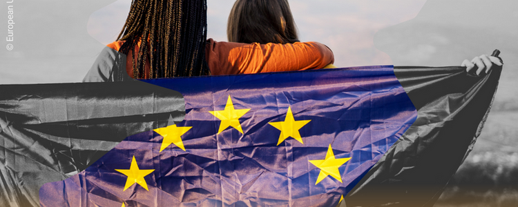 Zwei Personen von hinten mit EU-Flagge