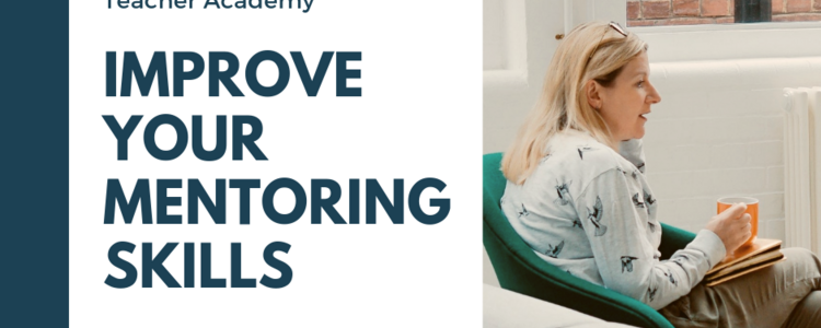 Plakat mit dem dem namen des Kurses "Imrove your Mentoring Skills". Daneben sitzt eine Pädagogin in einem Sessel