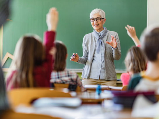 Lehrerin mit Kindern in der Klasse