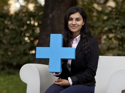 Sitzende Schülerin mit blauen Erasmus-Plus-Symbol.