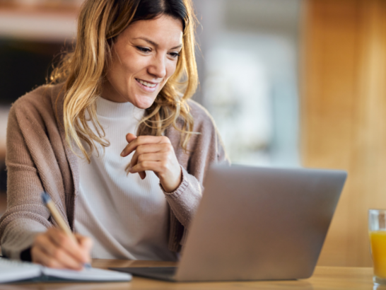 Frau vor einem Laptop