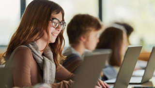 Schüler/innen am Laptop