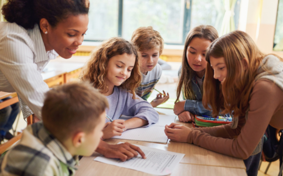 Lehrerin mit Kindern in der Klasse