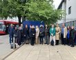Gruppenfoto der österreichischen Delegation von 15 Personen vor dem Eingang der Turnaround-Schule Pimlico Academy in London 