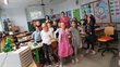 Kinder in einer Volksschule. Sie stehen zusammen als eine Gruppe in ihrem Klassenzimmer.