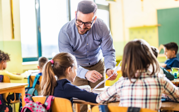 Lehrer mit Kindern in der Klasse