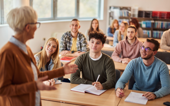 Lehrerin mit SchülerInnen in der Klasse