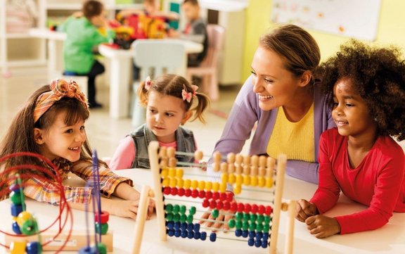 Pädagogin mit Kindern im Kindergarten