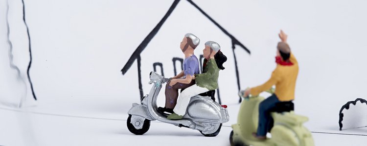 Spielzeugfiguren sitzen auf Motorroler und fahren auf gezeichneter Straße
