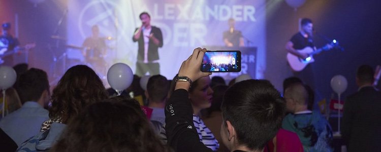 Sänger Alexander Eder auf der Bühne bei der Veranstaltung "Europäisches Jahr der Jugend"